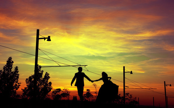atardecer con siluetas de novios