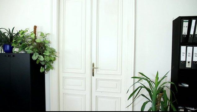 Ein Mann im B&uuml;ro freut sich