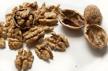 NOCI SGUSCIATE SU SFONDO BIANCO