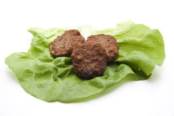 Hackfleisch auf Salatblatt