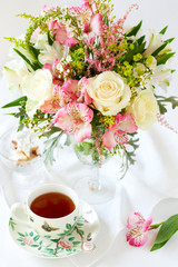 Obraz na płótnie Canvas flowers and cup of tea