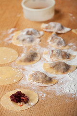frische Ravioli mit Mehl