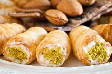 Cannoli alla crema di prosciutto