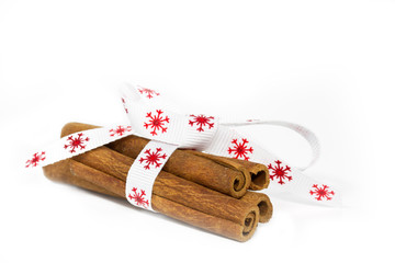 Zimtstangen auf weißem Hintergrund