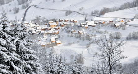 village niché dans une vallée