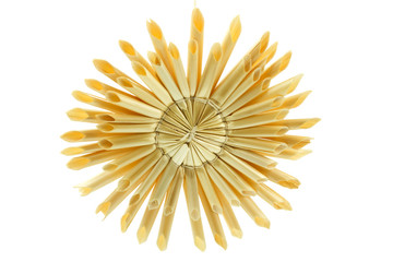 Strohstern als Christbaumschmuck auf wei&szlig;em Hintergrund