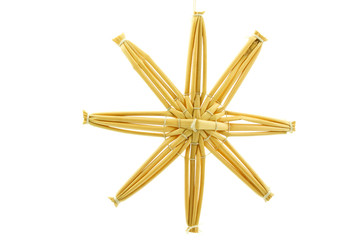 Strohstern als Christbaumschmuck auf weißem Hintergrund