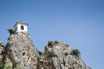 Fototapeta na wymiar Dzwonnica na szczyt góry, Alicante, Hiszpania.