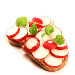 belegtes Brot mit Radieschen