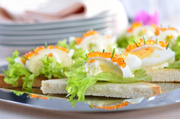 Camemberthäppchen mit Forellenkaviar auf Toast