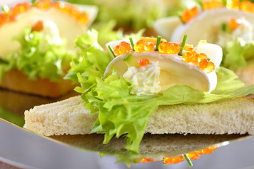 Toast mit Kaviar-Käse und Ei