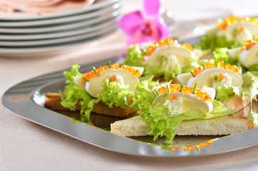 Käsetoast mit Kaviar und Ei