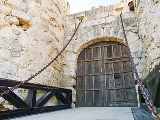 entrada principal del castillo de ampudia en alencia,españa