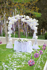 accent of wedding arch
