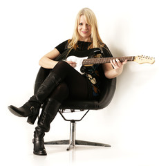 Fototapeta premium Frau mit Gitarre