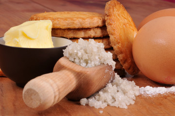 Sablés, beurre, oeuf et gros sel