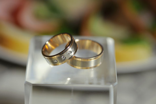 Arrangement of wedding rings