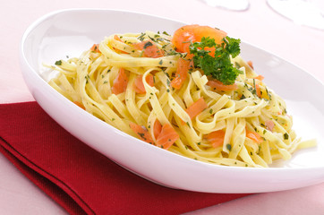Fettuccine con salmone affumicato e prezzemolo