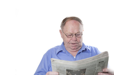 Senior ließt lächeln die aktuelle Tageszeitung