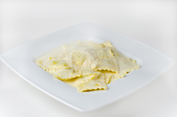 Ravioli spinach with creamy sauce