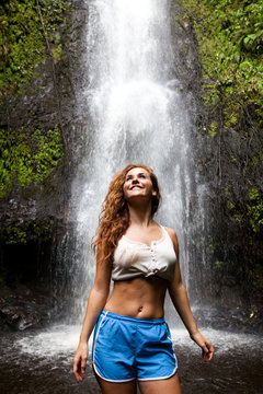 attraktive Frau vor einem Wasserfall