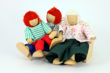 Puppenhausfamilie auf Sofa freigestellt
