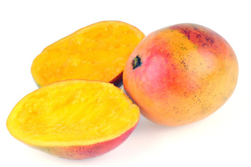 Mangue enti&egrave;re et coup&eacute;e
