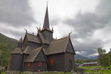 Fototapeta na wymiar Viking, norweski Kościół w burzliwy dzień. Czarno-biały