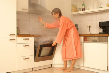 Einer jungen Frau ist das Essen angebrannt