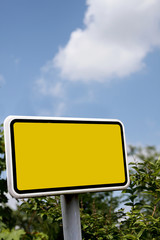 Schild gelb im blauen Himmel