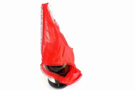 bottiglia di spumante e lingerie rossa