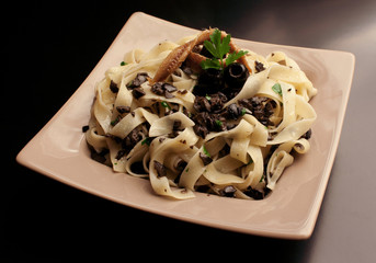 Tagliatelle con olive nere e filetti d'acciughe