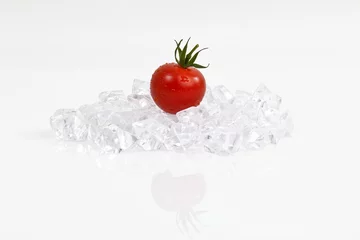 Rolgordijnen Tomaat op ijsblokjes © Ars Ulrikusch