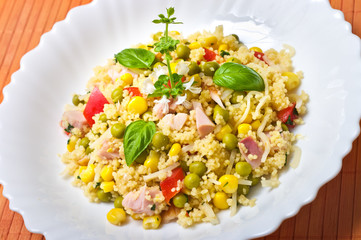 Kuskus salad with smoked chicken