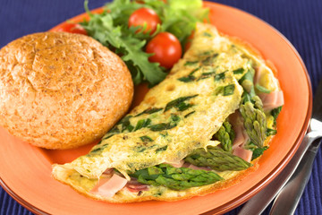 Green asparagus and ham omelet with wholewheat bun