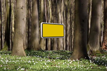 Gelbes Schild im Wald