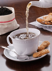 Tè caldo versato nella tazza