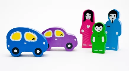 Fototapete Autorennen Eine dreiköpfige Familie mit zwei Autos. Holzspielzeug