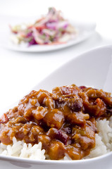 Chili con carne in einer Schale mit Reis