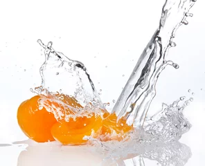 Foto op Plexiglas Verse abrikozen in water splash, geïsoleerd op een witte achtergrond © Jag_cz