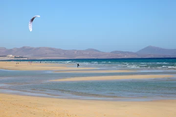 Foto auf Acrylglas Strand Sotavento, Fuerteventura, Kanarische Inseln Kitesurfing on the beach of Fuerteventura, Spain