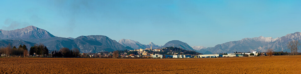papanoramica delle alpi carniche da san daniele  del friuli