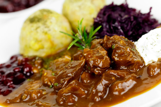 Reh - Ragout mit Kn&ouml;del,Sahne,Rotkohl,Preiselbeeren