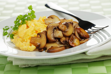 Champignons mit Rührei