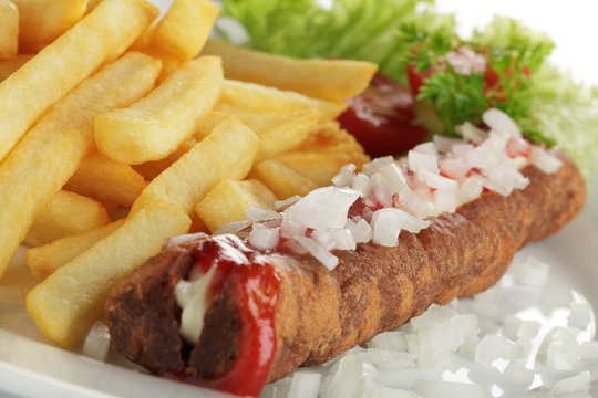 Frikandel Spezial mit Pommes frites
