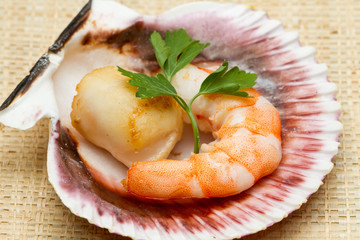 antipasto di capesante e gamberi grigliati