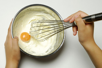 やわらかくしたバターに卵黄を入れる