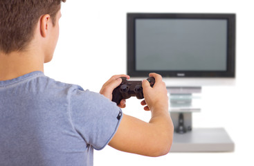 Mann spielt Videospiel