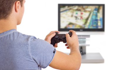 junger Erwachsener spielt Computerspiel