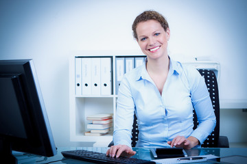 erfolgreiche frau im büro